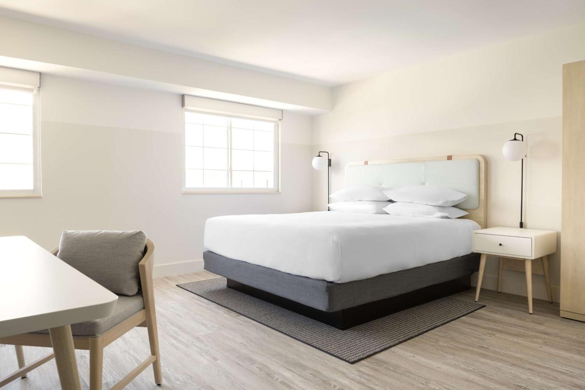 Hampton By Hilton Grand Cayman Seven Mile Beach Джорджтаун Экстерьер фото