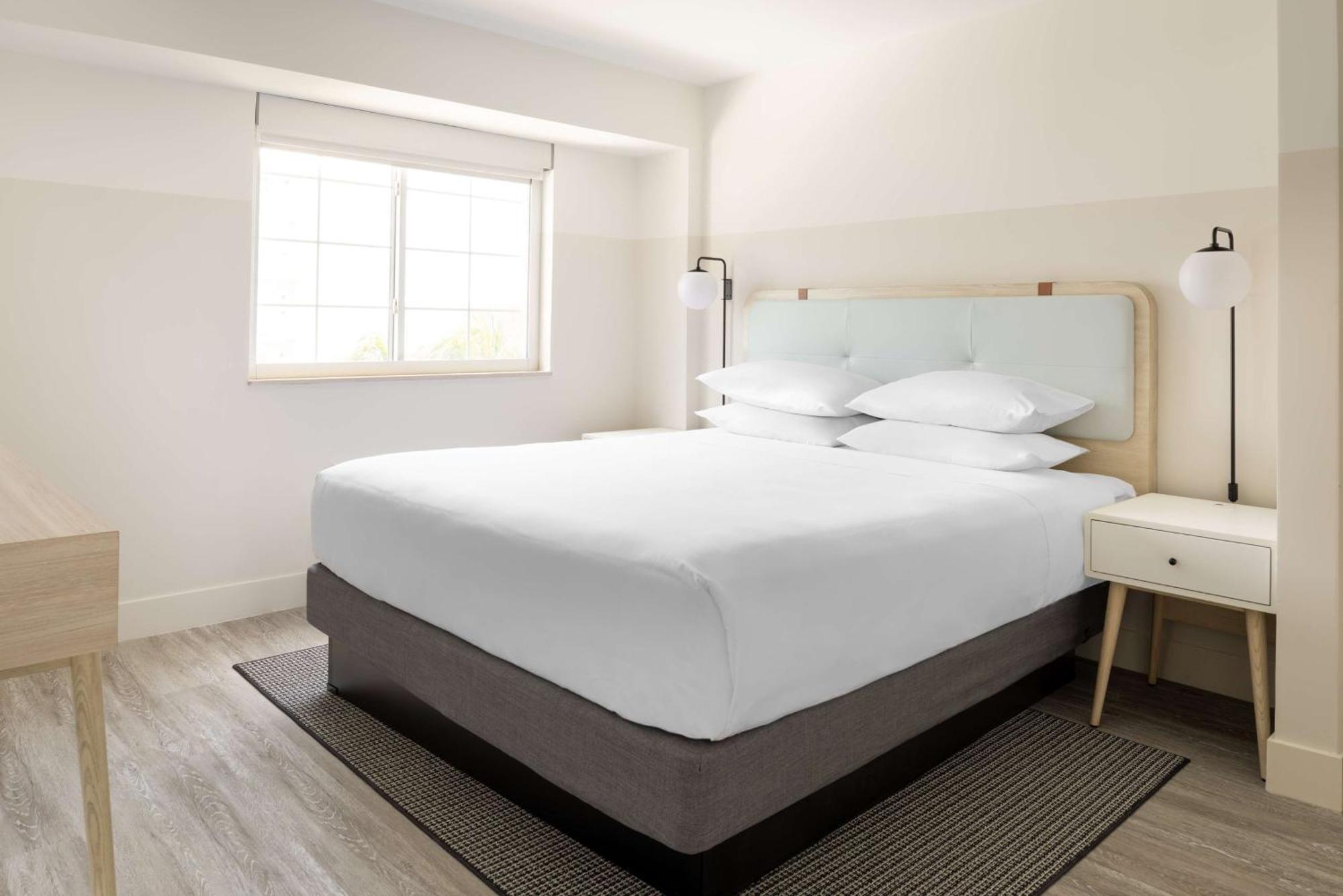 Hampton By Hilton Grand Cayman Seven Mile Beach Джорджтаун Экстерьер фото