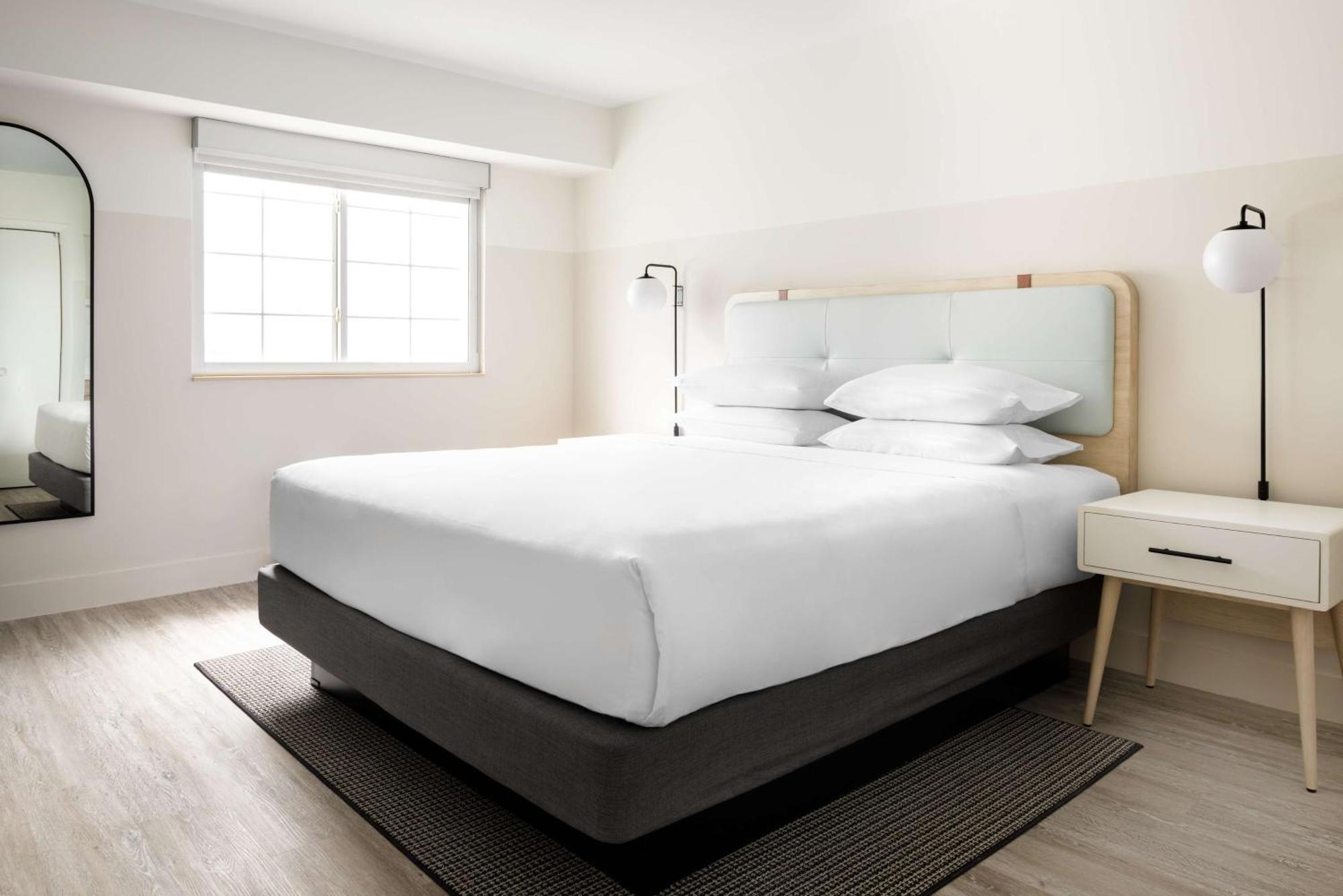 Hampton By Hilton Grand Cayman Seven Mile Beach Джорджтаун Экстерьер фото
