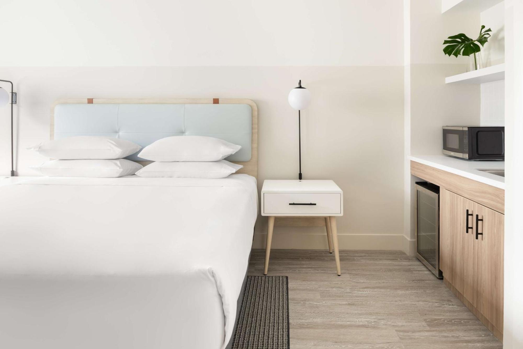Hampton By Hilton Grand Cayman Seven Mile Beach Джорджтаун Экстерьер фото
