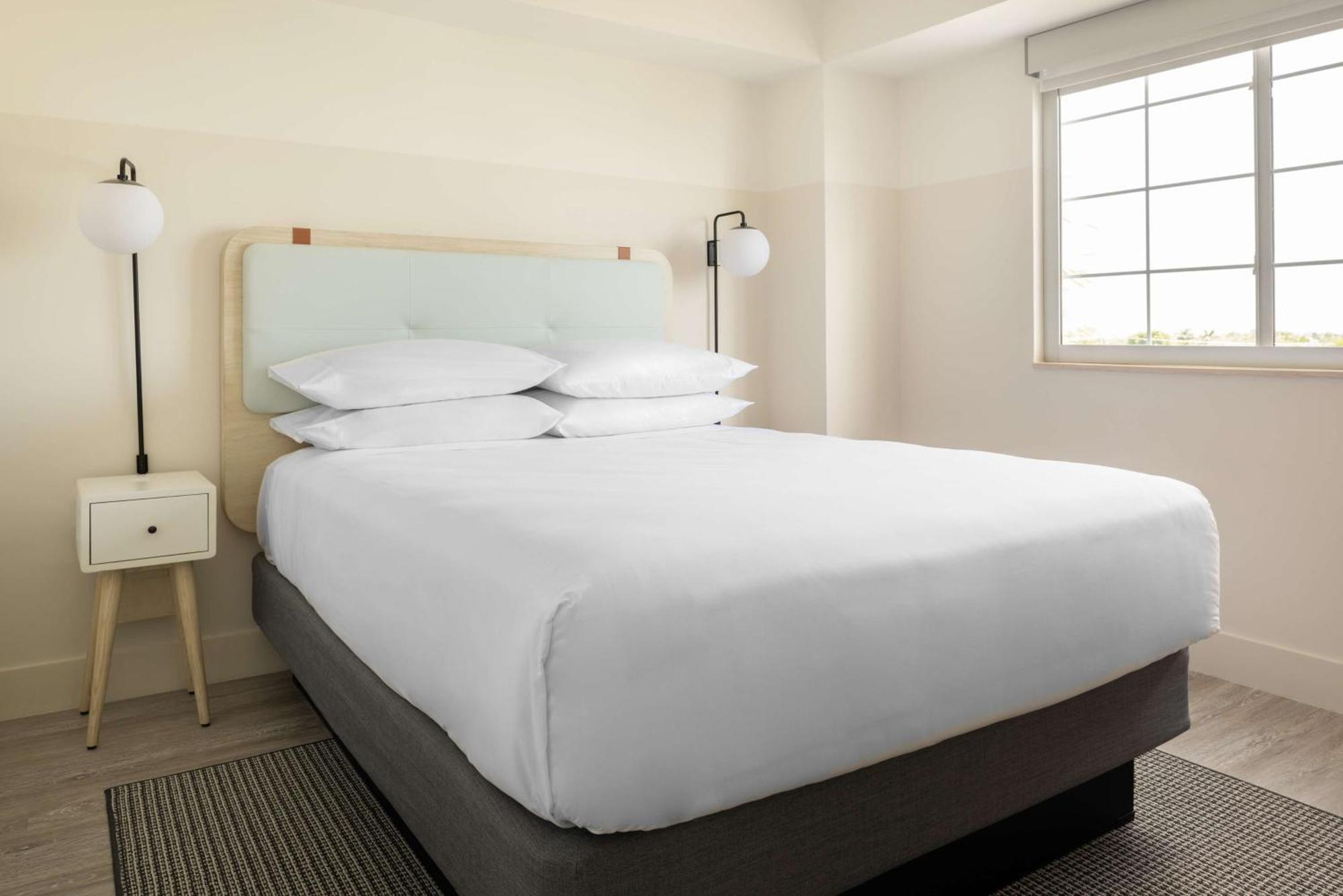 Hampton By Hilton Grand Cayman Seven Mile Beach Джорджтаун Экстерьер фото