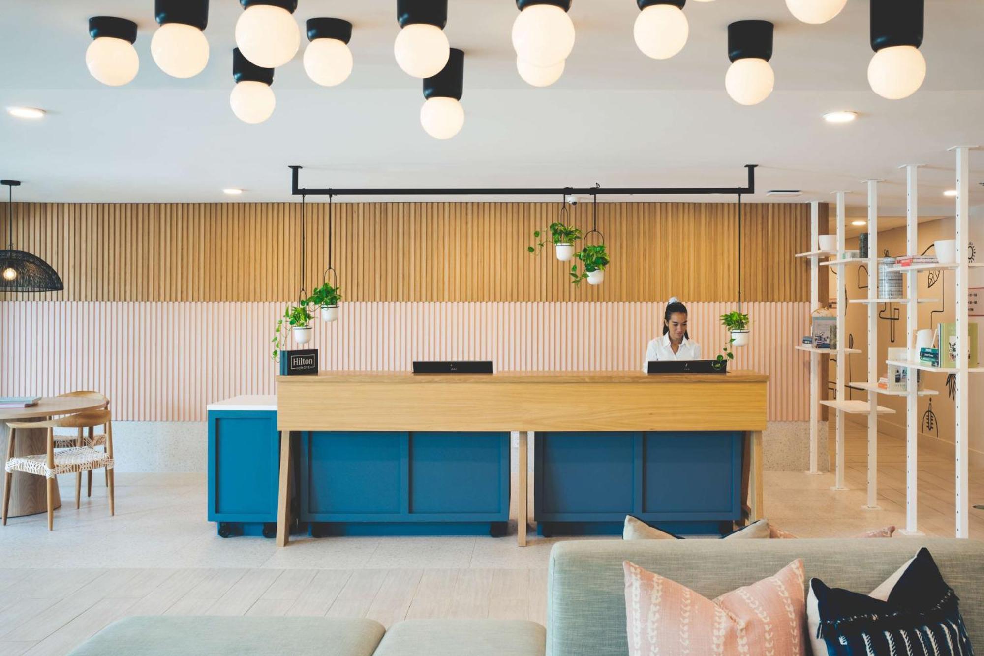 Hampton By Hilton Grand Cayman Seven Mile Beach Джорджтаун Экстерьер фото