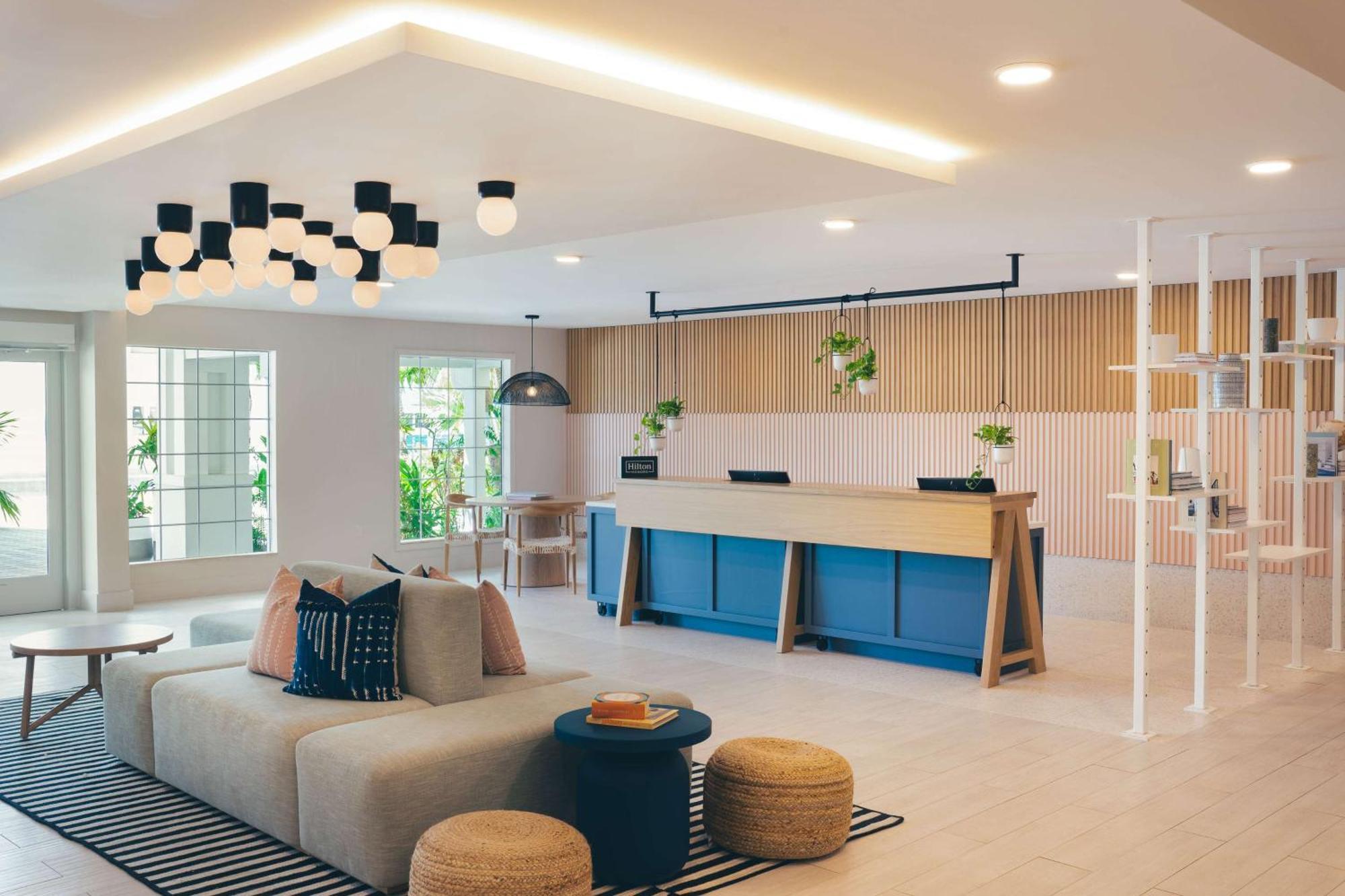Hampton By Hilton Grand Cayman Seven Mile Beach Джорджтаун Экстерьер фото
