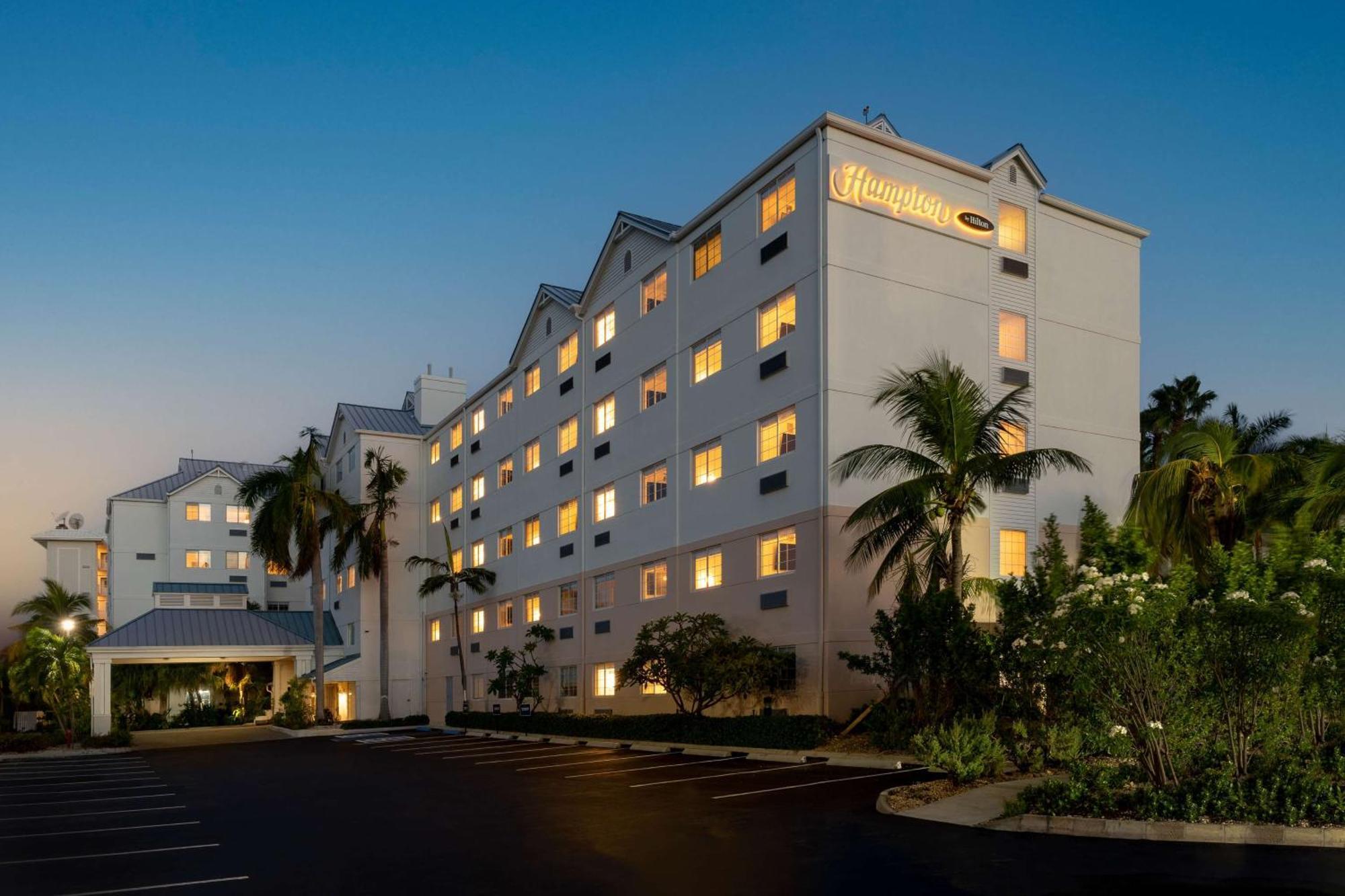 Hampton By Hilton Grand Cayman Seven Mile Beach Джорджтаун Экстерьер фото